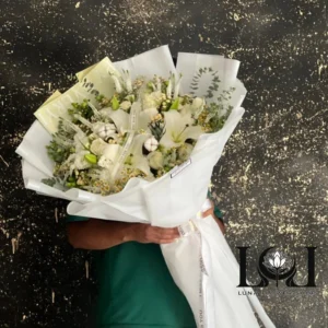 دسته گل لیلیوم DL140 شامل لیلیوم اورینتال، ورونیکا، مخلصه، پنبه و ارکیده – ابعاد ارتفاع ۱۰۰ عرض ۶۰ سانتی‌متر – گل فروشی لونا فلاور کرج