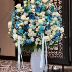 جام گل خواستگاری JL105 شامل رز هلندی قرمز، داودی و عروس – ابعاد ارتفاع ۱۴۰ عرض ۸۰ سانتی‌متر – گل فروشی لونا فلاور کرج