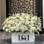 باکس ترکیبی BL150 شامل رز هلندی سفید، رز مینیاتوری، لیسیانتوس، عروس و اوکالیپتوس – ابعاد ارتفاع ۸۰ عرض ۸۰ سانتی‌متر – گل فروشی لونا فلاور کرج