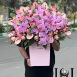 باکس فلاور BL102 شامل رز هلندی، آنتوریوم، ارکیده، رز مینیاتوری و اوکالیپتوس – ابعاد ارتفاع ۱۰۰ عرض ۷۰ سانتی‌متر – گل فروشی لونا فلاور کرج