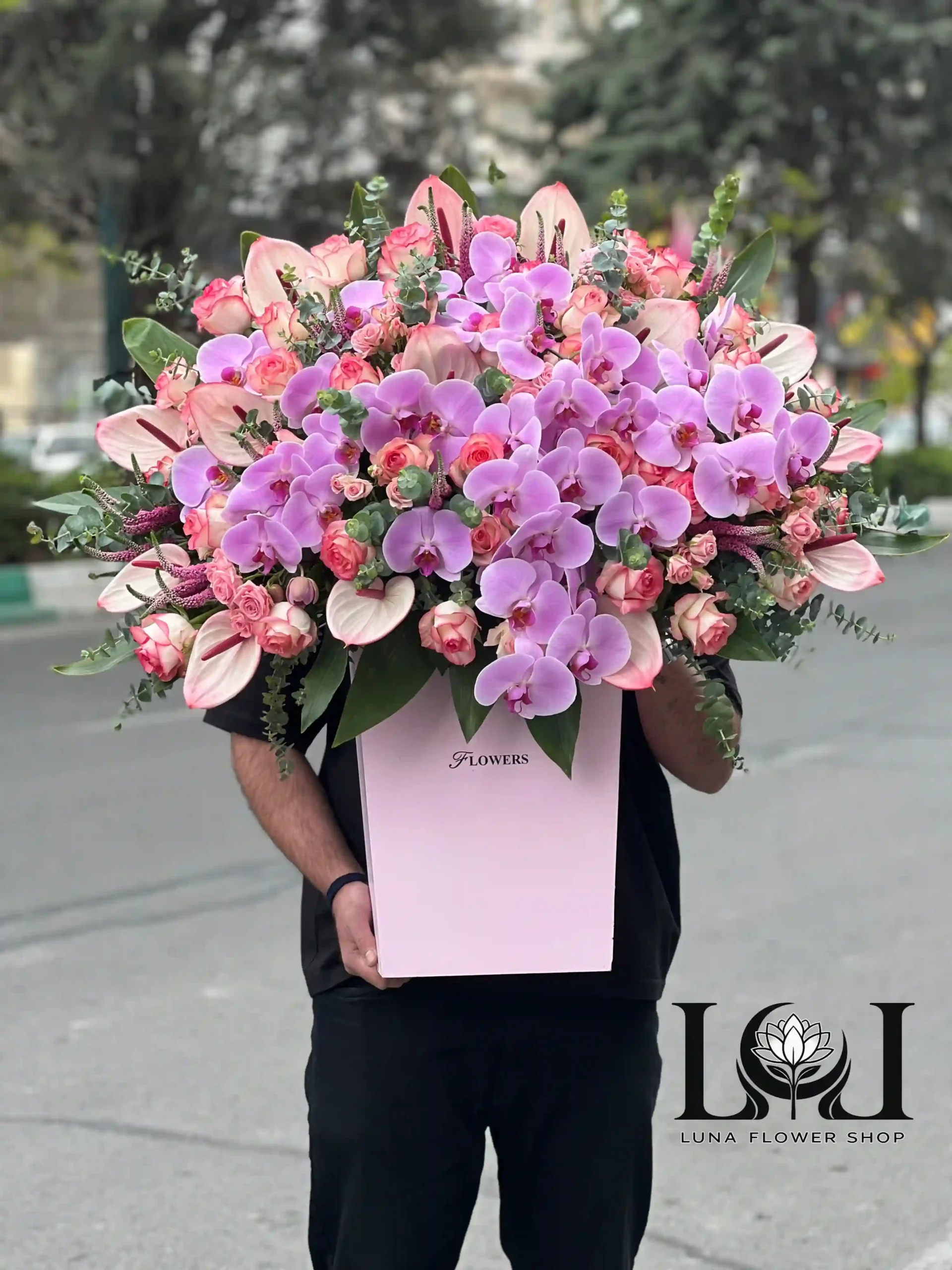 باکس-فلاور-BL102-لونا-فلاور-کرج.jpg باکس فلاور BL102 شامل رز هلندی، آنتوریوم، ارکیده، رز مینیاتوری و اوکالیپتوس – ابعاد ارتفاع ۱۰۰ عرض ۷۰ سانتیمتر – گل فروشی لونا فلاور کرج