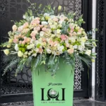 باکس فلاور BL118 شامل لیسیانتوس، رز مینیاتوری، رز هلندی، اوکالیپتوس و عروس – ابعاد ارتفاع ۱۲۰ عرض ۸۰ سانتی‌متر – گل فروشی لونا فلاور کرج