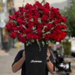 باکس فلاور BL137 شامل ۷۰ شاخه رز هلندی قرمز، رز مینیاتوری و اوکالیپتوس – ابعاد ارتفاع ۱۰۰ عرض ۸۰ سانتی‌متر – گل فروشی لونا فلاور کرج