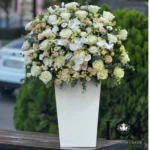 باکس فلاور BL145 شامل رز هلندی سفید، رز مینیاتوری، لیسیانتوس و ارکیده – ابعاد ارتفاع ۱۰۰ عرض ۸۰ سانتی‌متر – گل فروشی لونا فلاور کرج