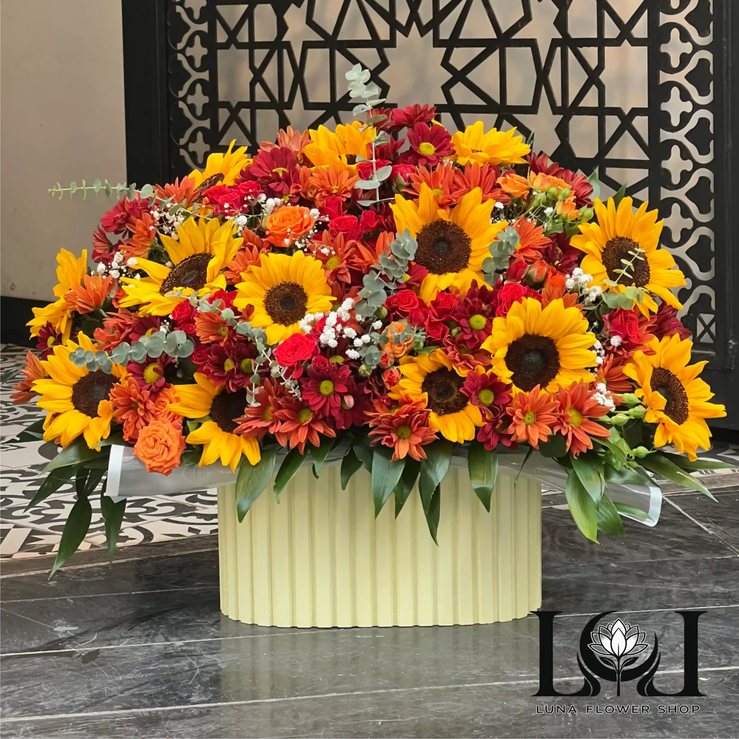 باکس-کرکره-ای-BL110-لونا-فلاور-کرج باکس گل BL110 شامل آفتابگردان، رز مینیاتوری نارنجی و داودی – ابعاد ارتفاع ۶۰ عرض ۵۰ سانتیمتر – گل فروشی لونا فلاور کرج