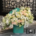 باکس کلاهدار BL125 شامل رز مینیاتوری، لیسیانتوس و داودی – ابعاد ارتفاع ۵۰ عرض ۵۰ سانتی‌متر – گل فروشی لونا فلاور کرج