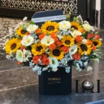 باکس کلاهدار BL126 شامل آفتابگردان، رز مینیاتوری و لیسیانتوس – ابعاد ارتفاع ۶۰ عرض ۵۰ سانتی‌متر – گل فروشی لونا فلاور کرج