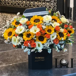 باکس کلاهدار BL126 شامل آفتابگردان، رز مینیاتوری و لیسیانتوس – ابعاد ارتفاع ۶۰ عرض ۵۰ سانتی‌متر – گل فروشی لونا فلاور کرج
