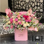 باکس کلاهدار BL128 شامل آنتوریوم، رز مینیاتوری و قرنفل – ابعاد ارتفاع ۵۰ عرض ۵۰ سانتی‌متر – گل فروشی لونا فلاور کرج