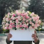 باکس گل BL101 شامل رز هلندی، رز مینیاتوری، عروس، اوکالیپتوس و مخلصه – ابعاد عرض ۷۰ ارتفاع ۸۰ سانتی‌متر – گل فروشی لونا فلاور کرج