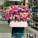 باکس گل BL103 شامل رز هلندی، لیسیانتوس، رز مینیاتوری و ورونیکا کامپکت – ابعاد عرض ۷۰ ارتفاع ۸۰ سانتی‌متر – گل فروشی لونا فلاور کرج