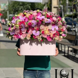 باکس گل BL103 شامل رز هلندی، لیسیانتوس، رز مینیاتوری و ورونیکا کامپکت – ابعاد عرض ۷۰ ارتفاع ۸۰ سانتی‌متر – گل فروشی لونا فلاور کرج
