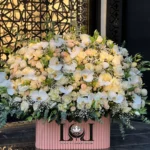 باکس گل BL117 شامل رز هلندی، رز مینیاتوری، لیسیانتوس، ارکیده، عروس و اوکالیپتوس – ابعاد ارتفاع ۸۰ عرض ۸۰ سانتی‌متر – گل فروشی لونا فلاور کرج