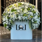 باکس گل BL138 شامل داودی، رز هلندی، رز مینیاتوری، آنتوریوم، عروس و اوکالیپتوس – ابعاد ارتفاع ۱۰۰ عرض ۸۰ سانتی‌متر – گل فروشی لونا فلاور کرج