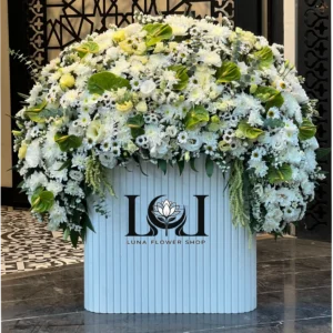 باکس گل BL138 شامل داودی، رز هلندی، رز مینیاتوری، آنتوریوم، عروس و اوکالیپتوس – ابعاد ارتفاع ۱۰۰ عرض ۸۰ سانتی‌متر – گل فروشی لونا فلاور کرج