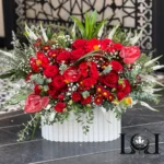 باکس گل BL139 شامل رز هلندی، آنتوریوم، بابونه و اوکالیپتوس – ابعاد ارتفاع ۶۰ عرض ۶۰ سانتی‌متر – گل فروشی لونا فلاور کرج
