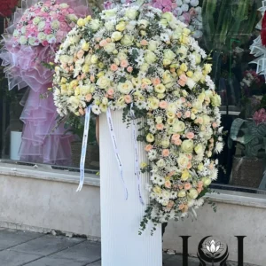 باکس گل BL143 شامل رز هلندی، رز مینیاتوری، داودی، لیسیانتوس، مارگاریت، ورونیکا و عروس – ابعاد ارتفاع ۲۰۰ عرض ۹۰ سانتی‌متر – گل فروشی لونا فلاور کرج
