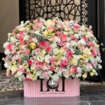 باکس گل ترکیبی BL151 شامل رز هلندی سفید، لیسیانتوس، رز مینیاتوری و داودی – ابعاد ارتفاع ۸۰ عرض ۸۰ سانتی‌متر – گل فروشی لونا فلاور کرج