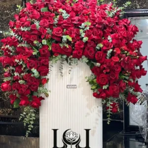 باکس گل رز قرمز BL162 شامل ۱۵۰ شاخه رز هلندی قرمز و اوکالیپتوس – ابعاد ارتفاع ۱۵۰ عرض ۱۰۰ سانتی‌متر – گل فروشی لونا فلاور کرج