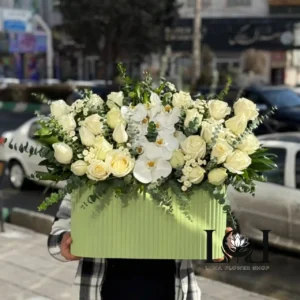 باکس گل رز و ارکیده BL165 شامل رز هلندی، ارکیده و اوکالیپتوس – ابعاد ارتفاع ۷۰ عرض ۸۰ سانتی‌متر – گل فروشی لونا فلاور کرج