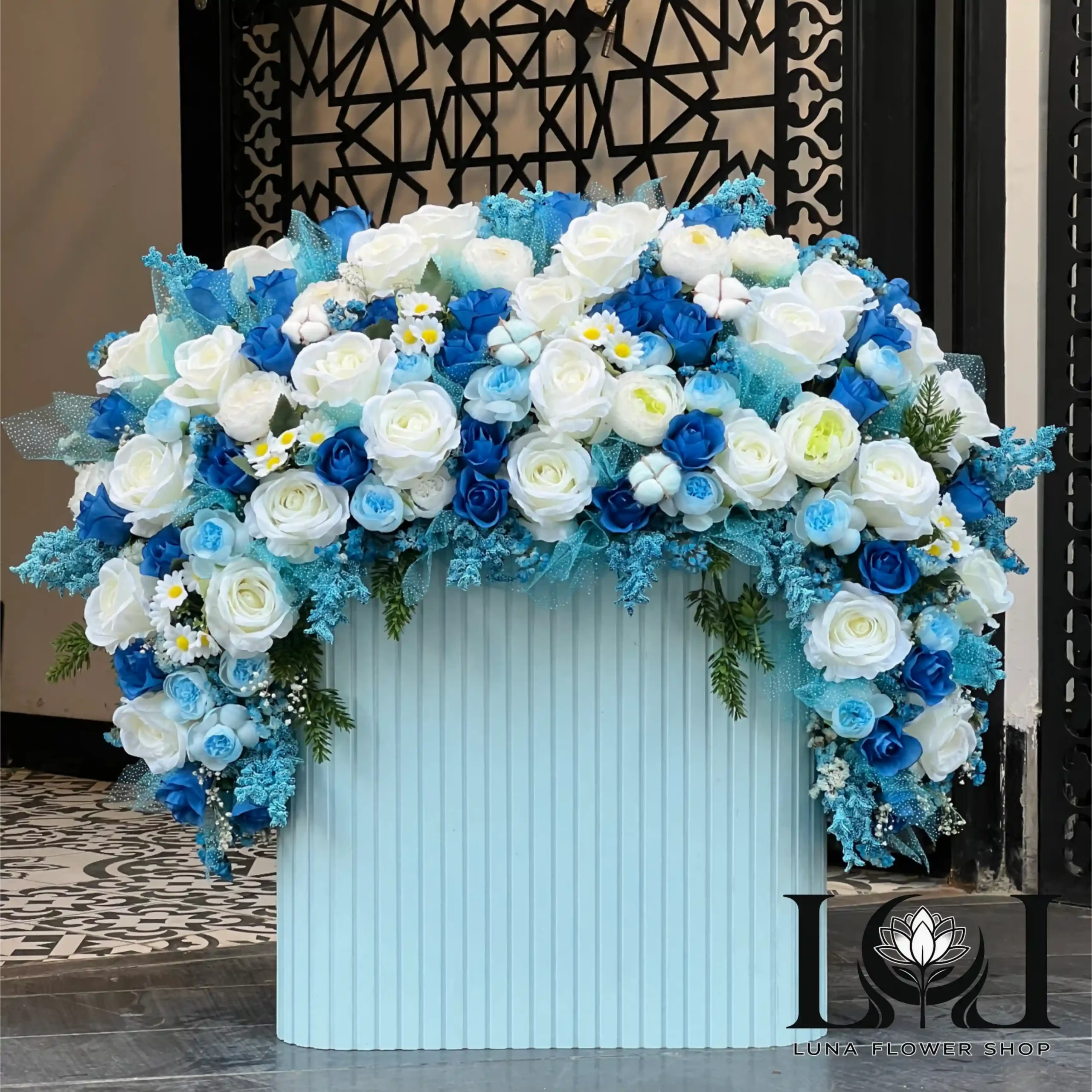 باکس-گل-مصنوعی-BL130 گلفروشی لونا کرج باکس گل مصنوعی BL130 با پیونی و رز - دکور لوکس لونا فلاور کرج