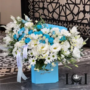 باکس گل کلاهدار BL124 شامل لیسیانتوس، داودی، رز مینیاتوری، اوکالیپتوس و ژیپسوفیلا – ابعاد ارتفاع ۶۰ عرض ۵۰ سانتی‌متر – گل فروشی لونا فلاور کرج