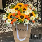 بگ فلاور SL110 شامل آفتابگردان، رز مینیاتوری، لیسیانتوس و اوکالیپتوس – ابعاد ارتفاع ۷۰ عرض ۶۰ سانتی‌متر – گل فروشی لونا فلاور کرج
