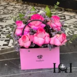بگ گل SL104 شامل رز هلندی سرخابی و اوکالیپتوس – ابعاد ارتفاع ۴۰ عرض ۳۰ سانتی‌متر – گل فروشی لونا فلاور کرج