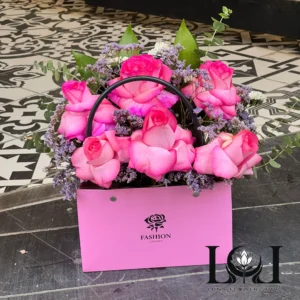 بگ گل SL104 شامل رز هلندی سرخابی و اوکالیپتوس – ابعاد ارتفاع ۴۰ عرض ۳۰ سانتی‌متر – گل فروشی لونا فلاور کرج