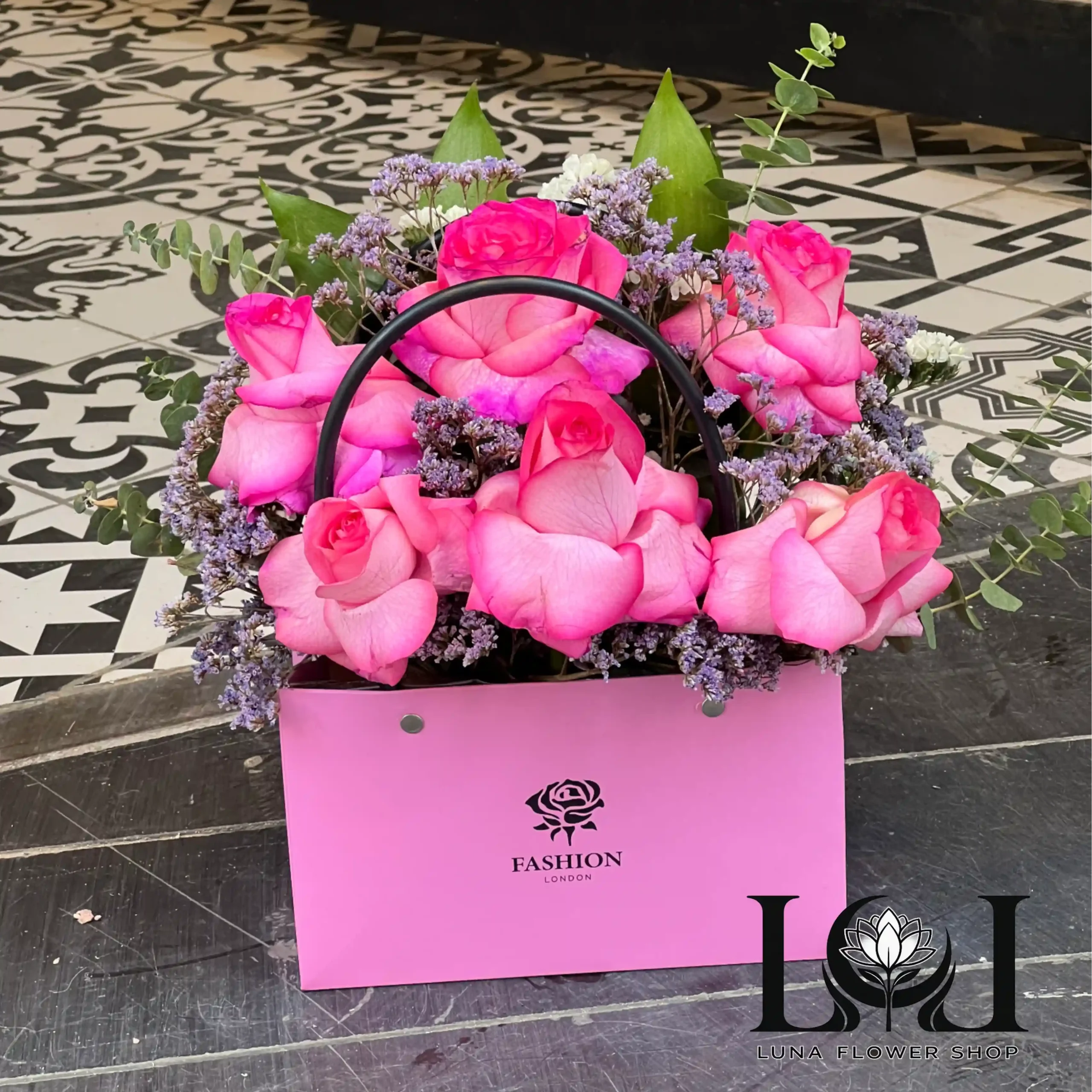 بگ-گل-SL104-لونا-فلاور-کرج بگ گل SL104 شامل رز هلندی سرخابی و اوکالیپتوس – ابعاد ارتفاع ۴۰ عرض ۳۰ سانتیمتر – گل فروشی لونا فلاور کرج