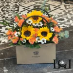 بگ گل SL114 شامل آفتابگردان، رز مینیاتوری، بابونه و اوکالیپتوس – ابعاد ارتفاع ۴۰ عرض ۳۰ سانتی‌متر – گل فروشی لونا فلاور کرج