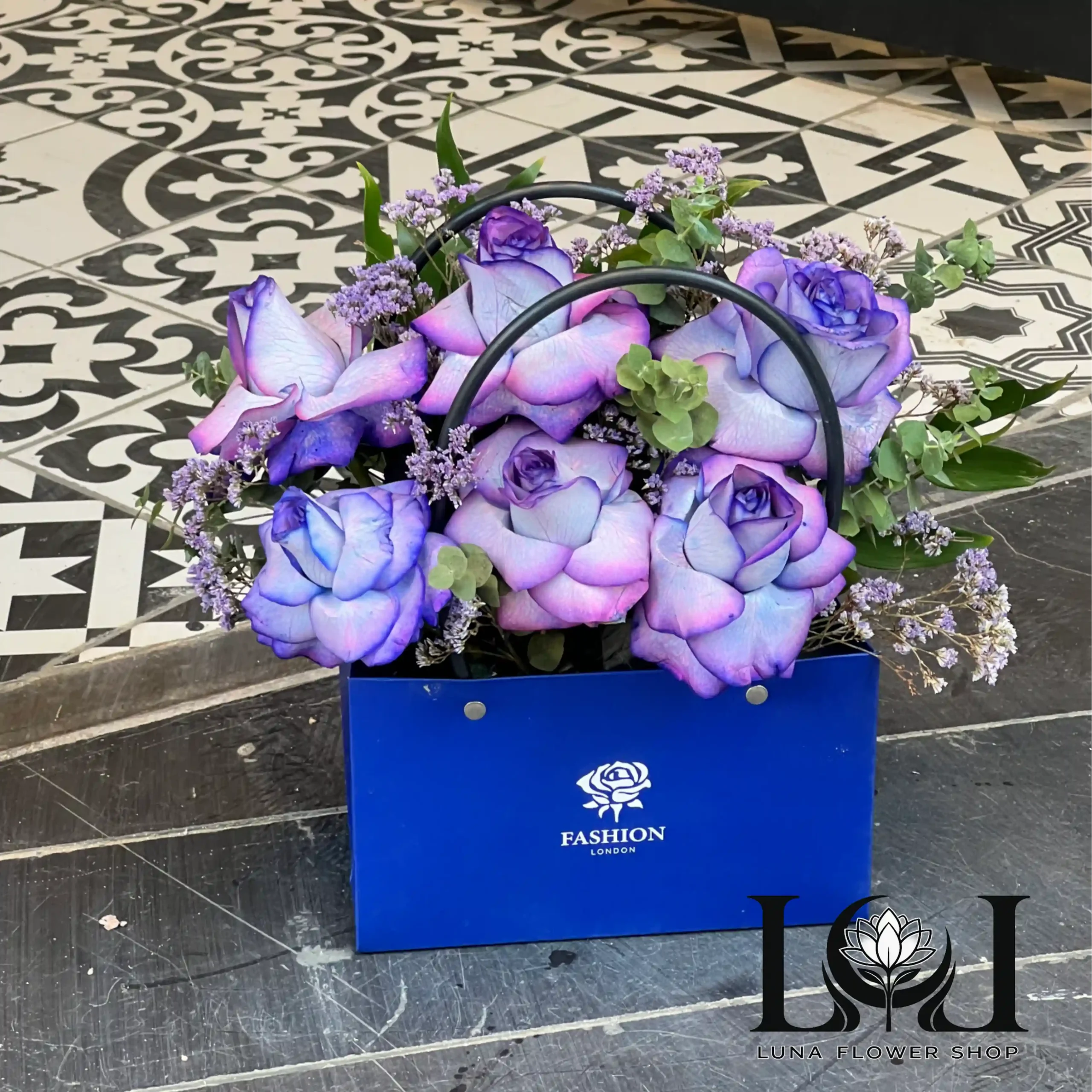 بگ گل رز هلندی بنفش SL101 بگ گل SL101 رز هلندی بنفش و اوکالیپتوس - هدیه لاکچری لونا فلاور کرج