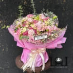 جار گل رز مینیاتوری JL503 شامل رز مینیاتوری، میخک و عروس – ابعاد ارتفاع ۵۰ عرض ۳۰ سانتی‌متر – گل فروشی لونا فلاور کرج