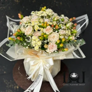 جار گل رز مینیاتوری JL504 شامل رز مینیاتوری، عروس و هیپو – ابعاد ارتفاع ۴۰ عرض ۳۰ سانتی‌متر – گل فروشی لونا فلاور کرج