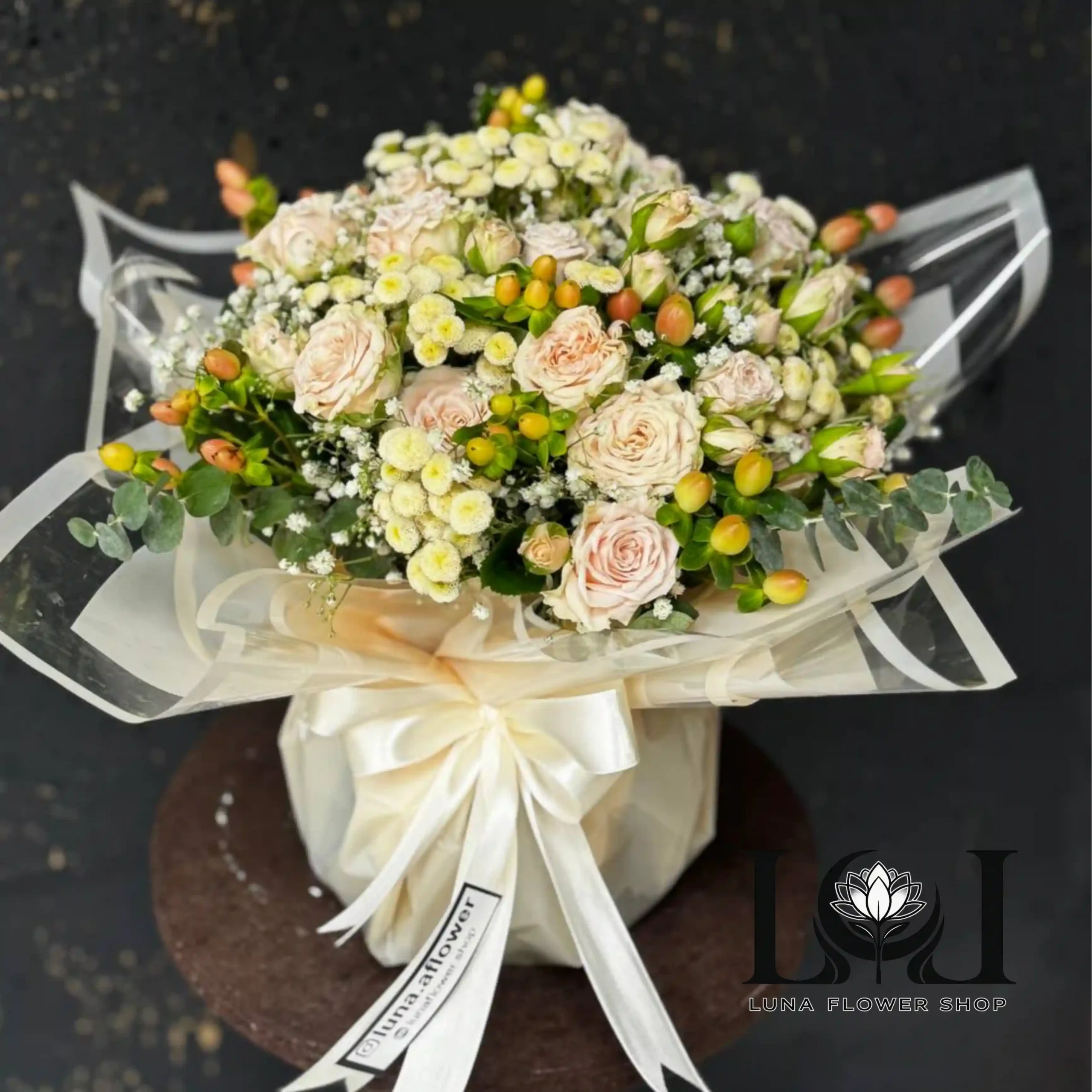 جار-گل-رز-مینیاتوری-JL504-لونا-فلاور-کرج جار گل رز مینیاتوری JL504 شامل رز مینیاتوری، عروس و هیپو – ابعاد ارتفاع ۴۰ عرض ۳۰ سانتیمتر – گل فروشی لونا فلاور کرج