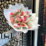 نمایش نزدیک لیلیوم اورینتال، رز مینیاتوری و میخک در دسته گل DL110 گلفروشی لونا کرج