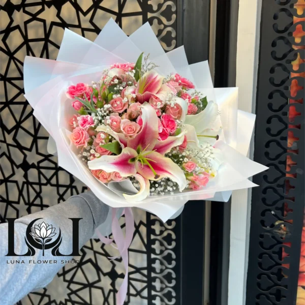 نمایش نزدیک لیلیوم اورینتال، رز مینیاتوری و میخک در دسته گل DL110 گلفروشی لونا کرج