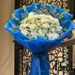 دسته گل DL130 شامل رز هلندی، رز مینیاتوری، میخک و داودی – ابعاد ارتفاع ۱۰۰ عرض ۶۰ سانتی‌متر – گل فروشی لونا فلاور کرج