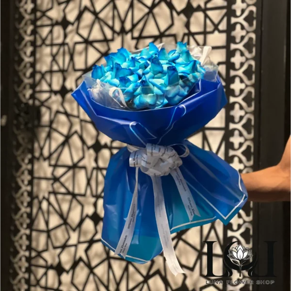 نمایش نزدیک رز هلندی لب باز در دسته گل ارمنی DL112 گلفروشی لونا کرج
