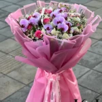 دسته گل ایستاده DL102 شامل رز هلندی، ارکیده، ورونیکا، عروس و بابونه – ابعاد ارتفاع ۱۰۰ عرض ۷۰ سانتی‌متر – گل فروشی لونا فلاور کرج