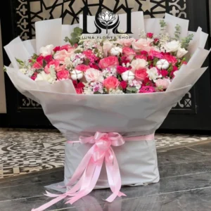 دسته گل ترکیبی DL125 شامل رز هلندی صورتی، رز مینیاتوری، لیسیانتوس و عروس – ابعاد ارتفاع ۷۰ عرض ۶۰ سانتی‌متر – گل فروشی لونا فلاور کرج