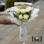 دسته گل رز DL105 شامل ۵ شاخه رز هلندی، گل عروس و اوکالیپتوس – ابعاد ارتفاع ۵۰ عرض ۳۰ سانتی‌متر – گل فروشی لونا فلاور کرج