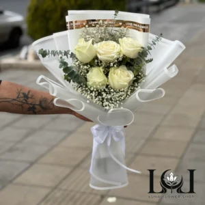 دسته گل رز DL105 شامل ۵ شاخه رز هلندی، گل عروس و اوکالیپتوس – ابعاد ارتفاع ۵۰ عرض ۳۰ سانتی‌متر – گل فروشی لونا فلاور کرج