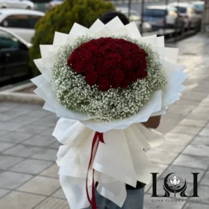 دسته گل رز DL107 شامل ۵۰ شاخه رز هلندی و گل عروس – ابعاد ارتفاع ۱۰۰ عرض ۸۰ سانتی‌متر – گل فروشی لونا فلاور کرج