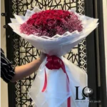 دسته گل رز DL124 شامل ۵۰ شاخه رز هلندی قرمز و گل عروس – ابعاد ارتفاع ۱۰۰ عرض ۸۰ سانتی‌متر – گل فروشی لونا فلاور کرج