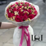 دسته گل رز DL126 شامل رز مینیاتوری، بابونه و عروس – ابعاد ارتفاع ۵۰ عرض ۴۰ سانتی‌متر – گل فروشی لونا فلاور کرج