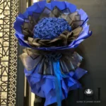 دسته گل رز شاین آبی DL109 شامل ۵۰ شاخه رز هلندی شاین آبی درخشان – ابعاد ارتفاع ۱۰۰ عرض ۸۰ سانتی‌متر – گل فروشی لونا فلاور کرج