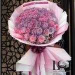 دسته گل رز شاین DL122 شامل ۵۰ شاخه رز هلندی هانیکرنی درخشان و گل عروس – ابعاد ارتفاع ۱۰۰ عرض ۸۰ سانتی‌متر – گل فروشی لونا فلاور کرج