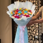 دسته گل DL115 شامل ۷ رنگ رز مینیاتوری – ابعاد ارتفاع ۱۰۰ عرض ۶۰ سانتی‌متر – گل فروشی لونا فلاور کرج