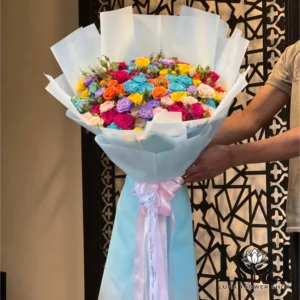 دسته گل DL115 شامل ۷ رنگ رز مینیاتوری – ابعاد ارتفاع ۱۰۰ عرض ۶۰ سانتی‌متر – گل فروشی لونا فلاور کرج